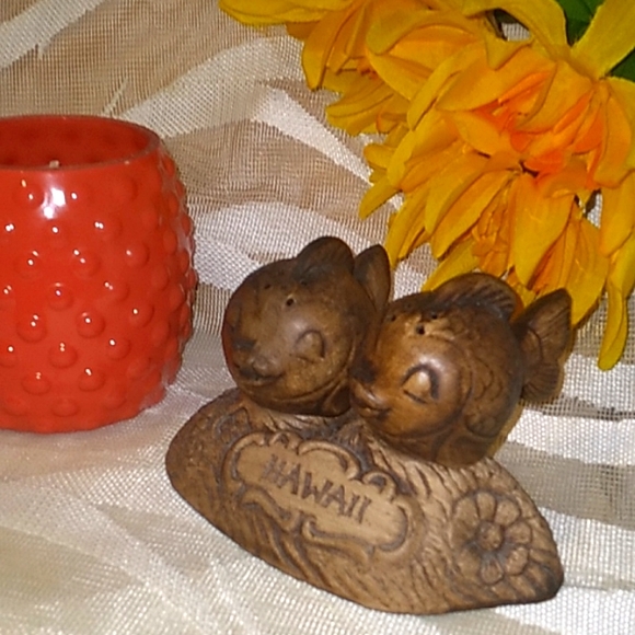 TIKI BAR HAWAIIAN SALT & PEPPER SHAKERS - Picture 1 of 7